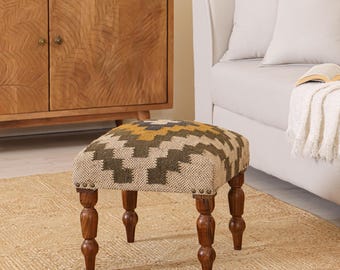 Handgefertigter Kilim-Holzhocker, geometrischer quadratischer kleiner aztekischer Fußhocker für das Wohnzimmer, Boho-Akzent-Pouf, Hockerbank für den Eingangsbereich
