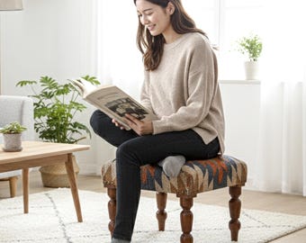 Taburete reposapiés estilo bohemio Kilim, puf otomano hecho a mano, asiento auxiliar de madera estilo marroquí, decoración acogedora para la sala de estar, regalo para amantes del hogar.