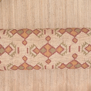 Banco otomano Kilim de yute hecho a mano, taburete de madera tapizado estilo bohemio, asiento tradicional para la entrada. imagen 5
