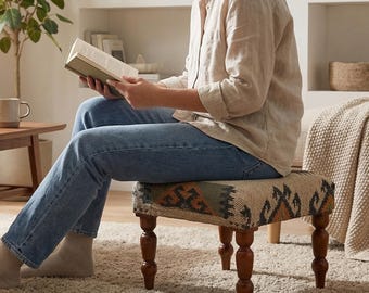 Luxe handgemaakte kelim poef poef, gestoffeerde houten kruk, boho rustiek accent zitje, kleine poef kruk, thuis woonkamer decor