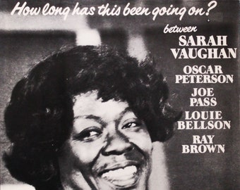 Pode incluir: Fotografia a preto e branco de uma mulher sorrindo. O texto "How long has this been going on?" está no topo da imagem. O texto "between" está abaixo da pergunta. Os nomes dos músicos Sarah Vaughan, Oscar Peterson, Joe Pass, Louie Bellson e Ray Brown estão listados abaixo da palavra "between".