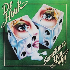 Puede incluir: Portada de álbum con dos dados con caras que representan los ojos y la boca de una mujer, con lágrimas que forman los lados de los dados. El título del álbum "Sometimes You Win" está en escritura blanca sobre un fondo verde, con el nombre de la banda "Dr. Hook" en la parte superior.