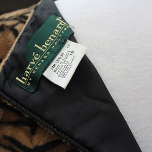 K&ouml;nnte beinhalten: Ein braunes und schwarzes gestreiftes Kleid mit einem schwarzen Rei&szlig;verschluss und einem wei&szlig;en Etikett mit der Aufschrift "harv&eacute; benard by benard holtzman 74M 1370 69 MADE IN RUSSIA HECHO EN RUSIA POLIESTER SIZE/TALLA 10 FO".