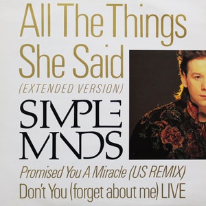 Peut inclure: Pochette d'album avec le titre "All The Things She Said" et le nom du groupe "Simple Minds". La pochette affiche également les titres des chansons "Promised You A Miracle" et "Don't You (forget about me) LIVE", avec un portrait d'homme.