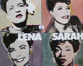 Pode incluir: Uma impressão em estilo pop art com quatro cantoras de jazz: Billie, Ella, Lena e Sarah. Cada retrato da cantora está em um bloco de cores diferente, com seus nomes em letras brancas em negrito acima. Os nomes das cantoras também estão listados na parte inferior.