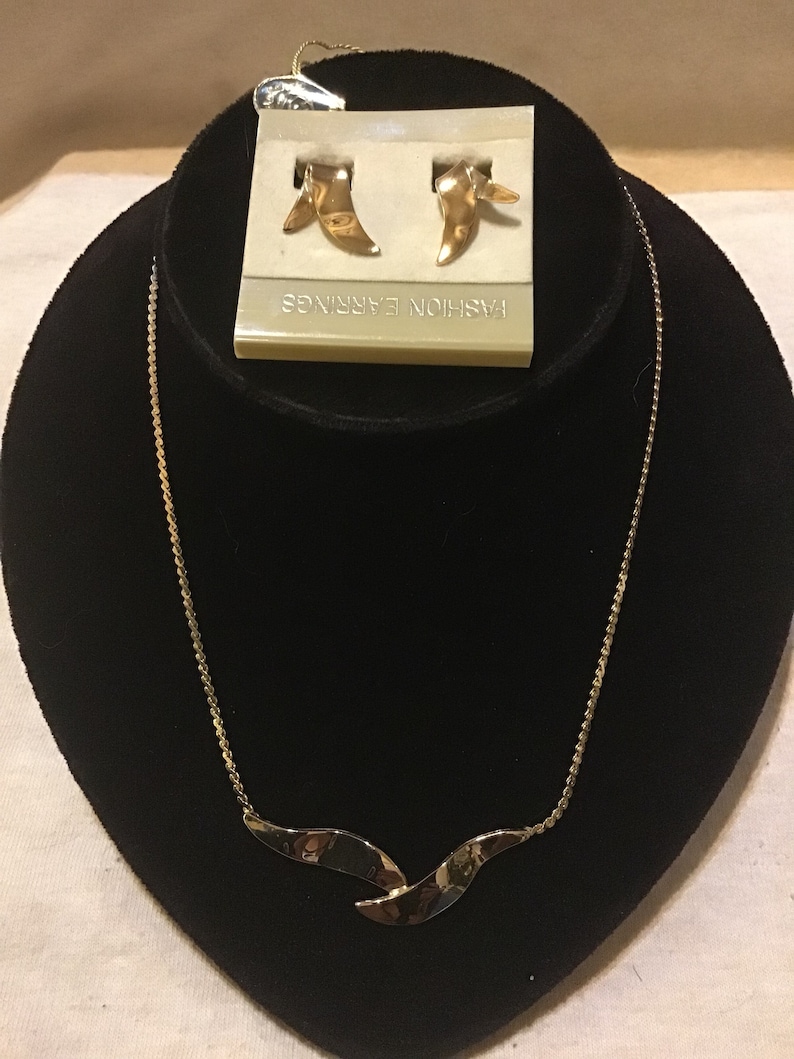 Retro Vintage Jewelry New Old Stock Vintage Caroline Classics 1970/'s Winged Necklace and Earring Clip-on Set