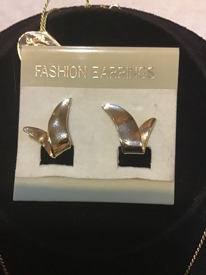 Retro Vintage Jewelry New Old Stock Vintage Caroline Classics 1970/'s Winged Necklace and Earring Clip-on Set