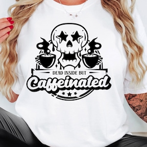 mamá svg, enfermera svg, muerta por dentro pero con cafeína svg, camisa amante del café svg, camisa de la era de la mamá svg, papá divertido svg, humor sarcástico adulto svg