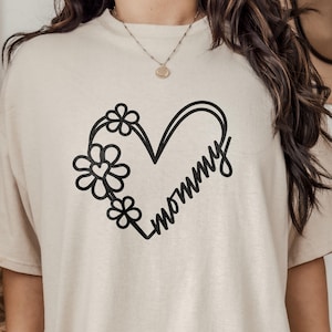Floral Mama Svg PNG, Arquivo Mama Coração Svg, Mama Clipart PNG, Coração Mamãe Svg, Camiseta Dia das Mães Svg para Mãe, Presente de Aniversário para Mãe Svg para ela