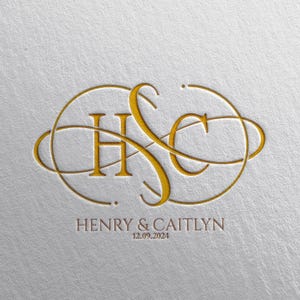 Può includere: Monogramma dorato in rilievo con le lettere H e C intrecciate, inserito in un design ovale. I nomi "HENRY & CAITLYN" e la data "12.09.2024" sono stampati sotto il monogramma su uno sfondo bianco strutturato.