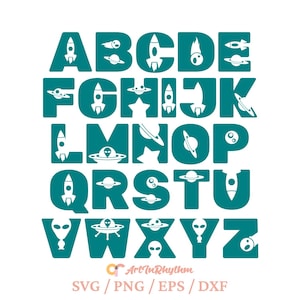 Op de afbeelding: Turquoise alfabetletters met ruimtethema-illustraties. Elke letter heeft een andere illustratie, waaronder raketten, planeten, sterren en aliens.