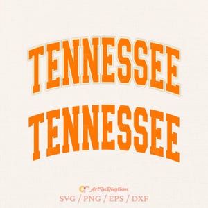 Puede incluir: Dos diseños de texto "Tennessee" en naranja en un estilo curvo y arqueado. El texto superior tiene un contorno blanco, mientras que el texto inferior es naranja sólido. El fondo es de color beige claro. La parte inferior de la imagen incluye el texto "Art in Rhythm" y "SVG / PNG / EPS / DXF".