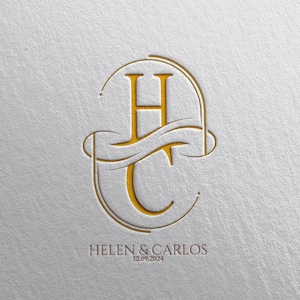 Puede incluir: Logotipo de monograma dorado con las letras "H" y "C" entrelazadas en un dise&ntilde;o ovalado. Los nombres "HELEN & CARLOS" y la fecha "12.09.2024" est&aacute;n impresos debajo sobre un fondo blanco texturizado.
