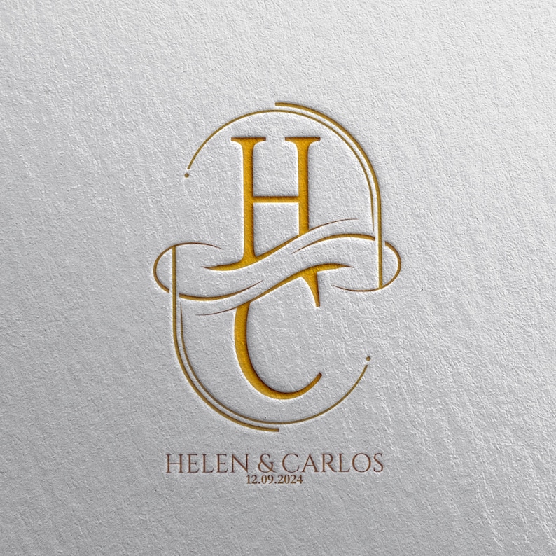 Puede incluir: Logotipo de monograma dorado con las letras "H" y "C" entrelazadas en un dise&ntilde;o ovalado. Los nombres "HELEN & CARLOS" y la fecha "12.09.2024" est&aacute;n impresos debajo sobre un fondo blanco texturizado.