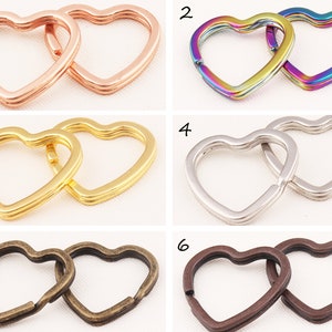 Puede incluir: Seis pares de llaveros en forma de corazón en diferentes acabados: oro rosa, arcoíris, oro, plata, latón antiguo y marrón.