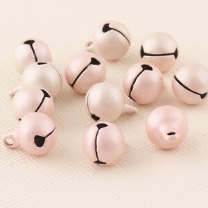 Cloches roses pâles de Noel, cloches de Jingle, cloches de bijoux, cloches miniatures, cloches d&#39;artisanat, cloches de traîneau de 8mm-8mm