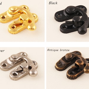 Pode incluir: Quatro fechos metálicos de diferentes cores: dourado, preto, prateado e bronze antigo. Os fechos são projetados para serem presos a tecido ou couro.