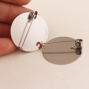 Podkładki pod broszki, ozdobne szpilki, okrągła podstawa z tyłu, szpilka do broszki, srebrny odznaka do broszki -- 27 mm x 25 mm ** 30 szt.