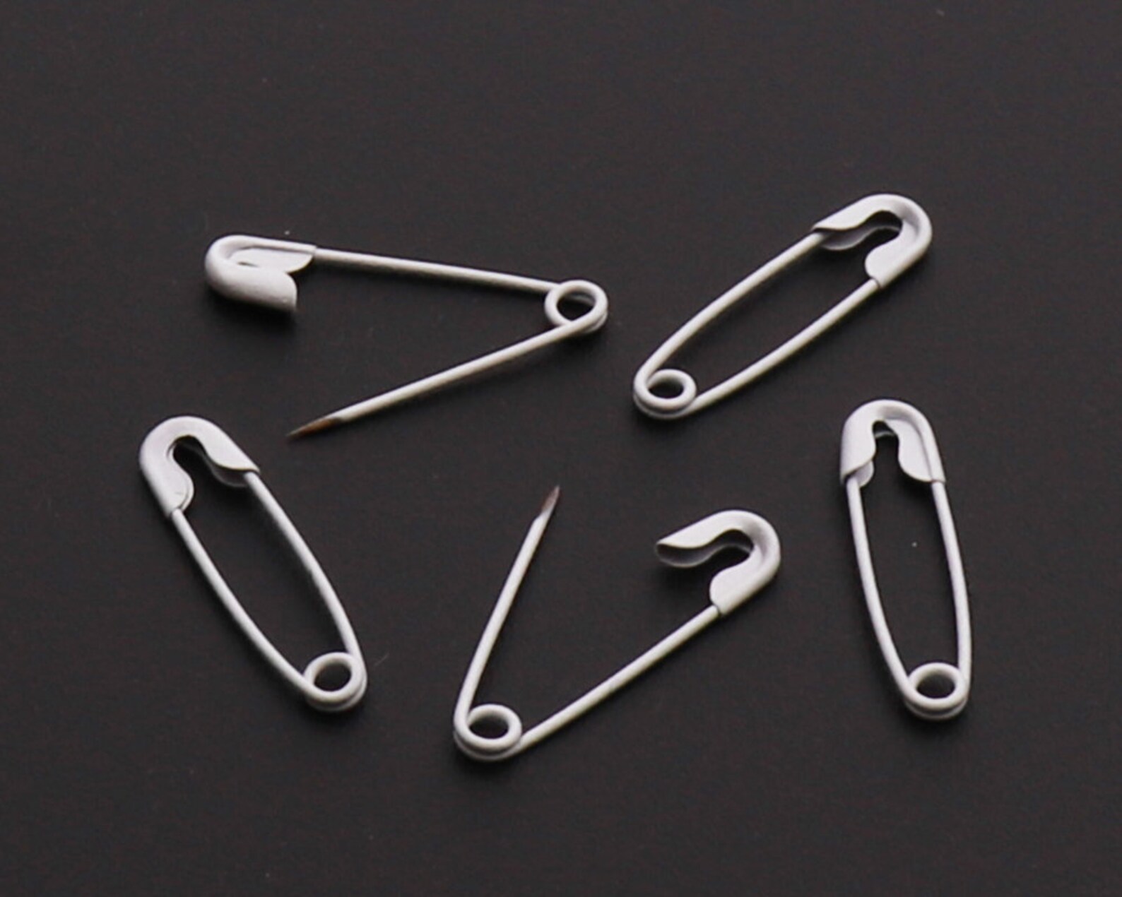Spilla di sicurezza in oro immagine stock. Immagine di macro - 6565553