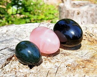 Lot de 3 œufs Yoni en jade les plus recherchés, percés ou non percés, comprenant de l'obsidienne noire (L), du quartz rose (M) et du jade (S), certifié