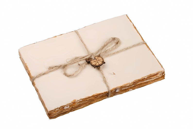 K&ouml;nnte beinhalten: Ein Stapel leeres, cremefarbenes Papier ist mit Schnur und einem Holz-Kompass-Anh&auml;nger zusammengebunden. Das Papier hat einen leicht gealterten, rustikalen Look.