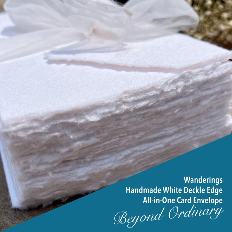 Puede incluir: Una pila de sobres de papel blanco hechos a mano con borde festoneado. Los sobres son todo en uno, lo que significa que la tarjeta y el sobre son una sola pieza. El texto "Wanderings Handmade White Deckled Edge All-in-One Card Envelope Beyond Ordinary" est&aacute; impreso en la parte inferior de la imagen.