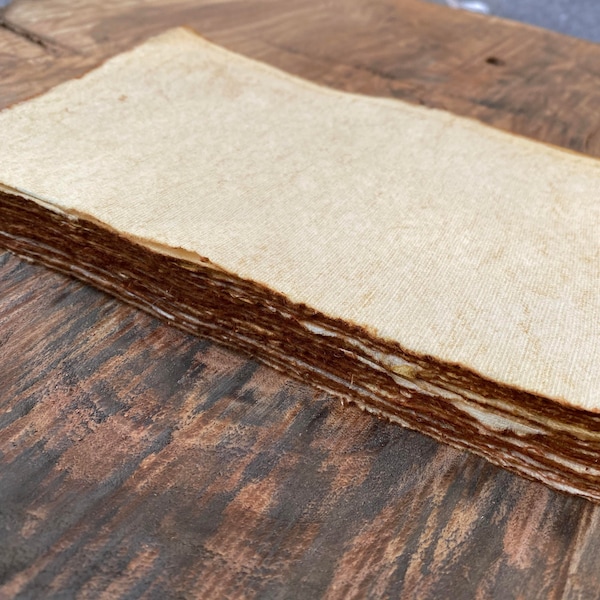 Carta di cotone fatta a mano con bordi sfrangiati, 150 g/m², stile vintage - disponibile in diverse misure.