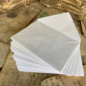 Sobres blancos con bordes deshilachados hechos a mano de Wanderings - Paquete de 25 - Para anuncios, invitaciones de boda, tarjetas de felicitación - Grosor 150 GSM