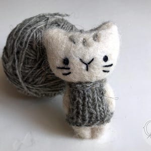 Boneca de gato em miniatura costurada à mão em feltro, boneca mascote de gatinho adorável