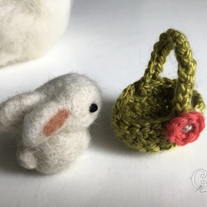 Gevilt miniatuurkonijntje met gehaakt mandje, leuk cadeau konijntje/konijn