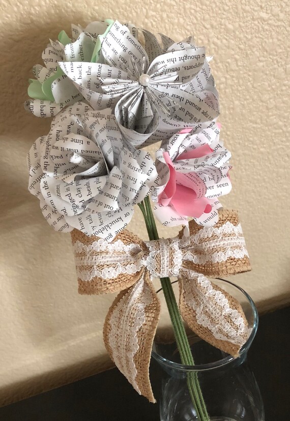 Bouquet De Fleurs Rose Et Vert Livre Avec Un Ruban De Toile De Jute