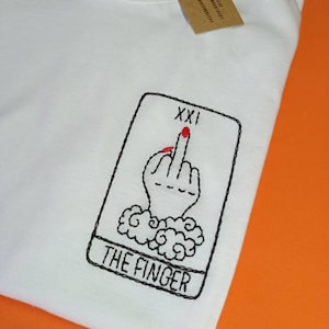 La carta dei tarocchi delle dita - T-shirt ricamata a mano