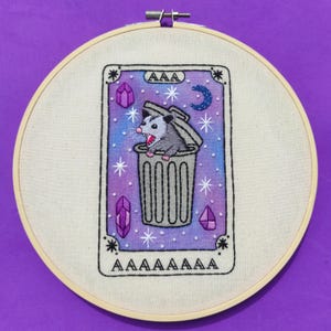Opossum Tarotkaart - Borduurwerk - Muurdecoratie - Grappige Tarotkaart