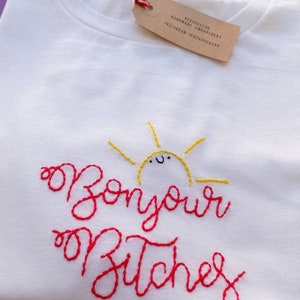 Bonjour Bitches - T-shirt brodé à la main