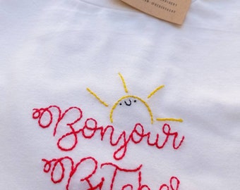 Bonjour Bitches - Handgeborduurd T-shirt