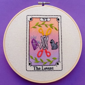 De Tarotkaart Geliefden | Afgewerkte borduurringkunst | Muurdecoratie | Esoterisch | Heksenesthetiek