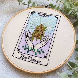 Borduurwerk Tarotkaart De Bloem | Hoepelkunst | Handgemaakt | Wanddecoratie | Hangend | Grappige Decoratie