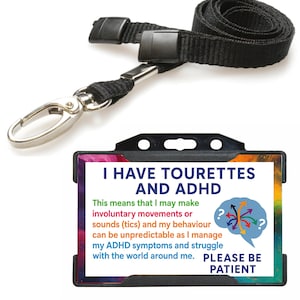 Pode incluir: Cordão preto com um mosquetão prateado e um suporte de plástico preto contendo um cartão. O cartão diz "I HAVE TOURETTES AND ADHD" com uma explicação dos sintomas e "PLEASE BE PATIENT."