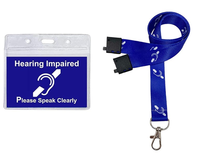 Puede incluir: Lanyard azul con un s&iacute;mbolo blanco de discapacidad auditiva y un portagafete de pl&aacute;stico transparente con el texto "Hearing Impaired" y "Please Speak Clearly".