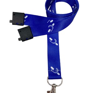 Puede incluir: Un cord&oacute;n azul con un s&iacute;mbolo blanco de una mano que sostiene una oreja. El cord&oacute;n tiene un clip de seguridad negro y un gancho giratorio plateado.