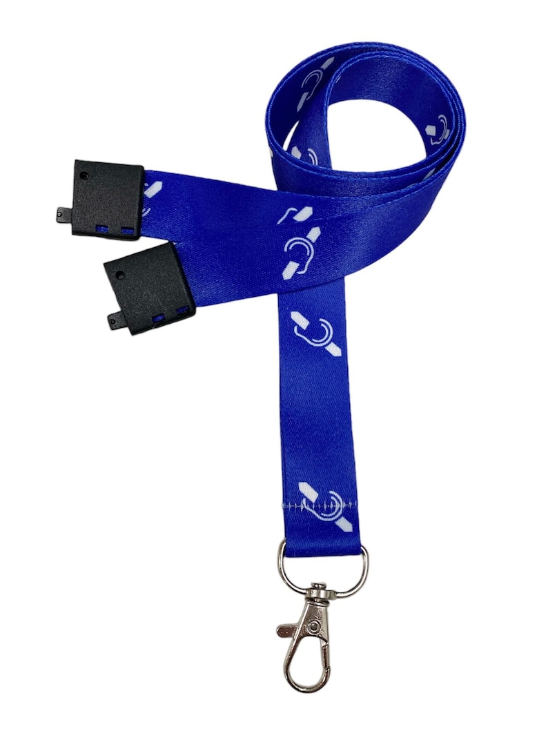 Puede incluir: Un cord&oacute;n azul con un s&iacute;mbolo blanco de una mano que sostiene una oreja. El cord&oacute;n tiene un clip de seguridad negro y un gancho giratorio plateado.