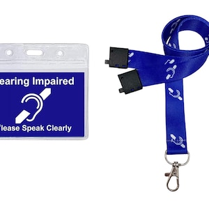 Puede incluir: Lanyard azul con un s&iacute;mbolo blanco de discapacidad auditiva y un portagafete de pl&aacute;stico transparente con el texto "Hearing Impaired" y "Please Speak Clearly".