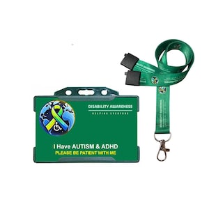 Könnte beinhalten: Ein grünes Lanyard- und Ausweishalter-Set. Der Ausweishalter hat eine Grafik eines Globus mit einem Band und einem Rollstuhlsymbol sowie den Text "I Have AUTISM & ADHD PLEASE BE PATIENT WITH ME". Das Lanyard trägt die Aufschrift "DISABILITY AWARENESS".