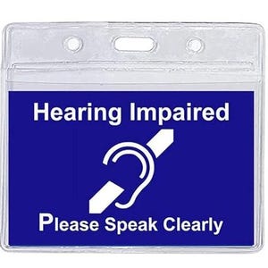 Puede incluir: Un portagafete de pl&aacute;stico transparente con un inserto azul que dice "Hearing Impaired" y un s&iacute;mbolo blanco de una oreja tachada. El texto "Please Speak Clearly" tambi&eacute;n est&aacute; impreso en blanco en el inserto azul.