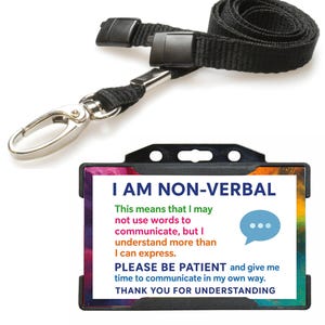 Könnte beinhalten: Ein schwarzes Schlüsselband mit einem silbernen Verschluss und einem schwarzen Kunststoffhalter mit einer Karte. Die Karte lautet "I AM NON-VERBAL" mit zusätzlichem Text zur Erklärung nonverbaler Kommunikation und einer Sprechblase.