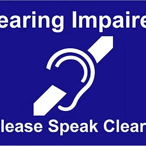 Puede incluir: Un cartel azul con texto blanco que dice "Hearing Impaired" y un s&iacute;mbolo blanco de una oreja estilizada con una l&iacute;nea diagonal que la atraviesa. El cartel tambi&eacute;n tiene el texto "Please Speak Clearly" en blanco.