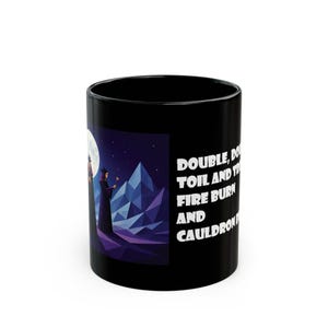 Peut inclure: Mug en céramique noire avec un motif sur le thème des sorcières. La tasse présente une silhouette de sorcière, une pleine lune et le texte "DOUBLE, DOUBLE TOIL AND TROUBLE FIRE BURN AND CAULDRON BUBBLE".
