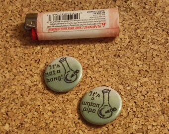 It's Not a Bong, It's a Water Pipe Pin Set - Lustige 420 Anstecker 3,2 cm