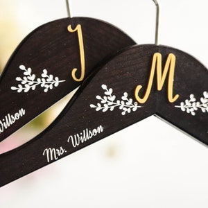 Set di 2 grucce con iniziali personalizzate - Grucce per sposi - Regalo di nozze - Gruccia per abito da sposa personalizzata - Grucce per matrimonio