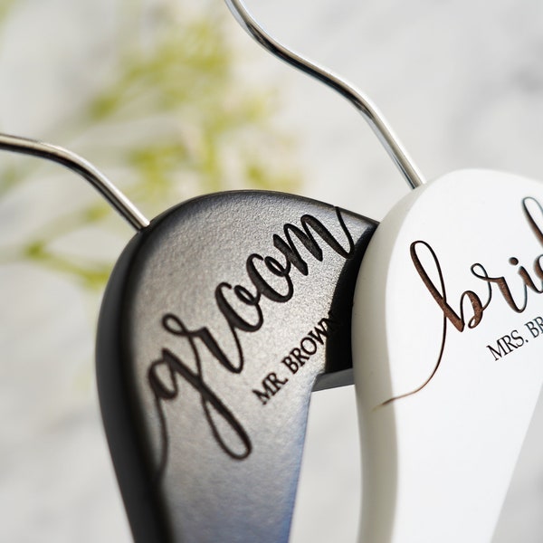 SET von 2 Personalisierte Kleiderbügel - Gravierte Kleiderbügel für Braut & Bräutigam - Hochzeitsgeschenk - Personalisierte Braut Kleiderbügel - Hochzeitskleiderbügel